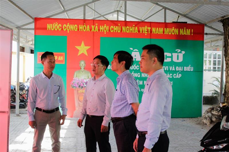 Đồng chí Võ Thanh Bình kiểm tra các tổ bầu cử xã Tân Hải