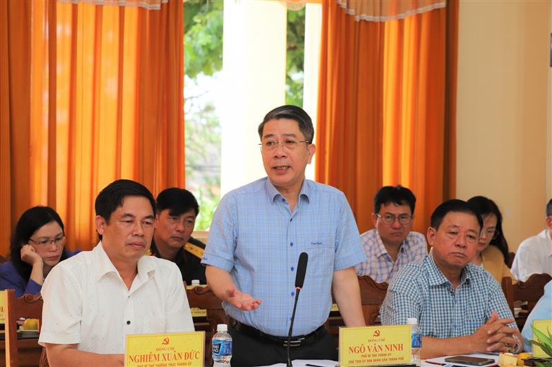Đồng chí Ngô Văn Ninh - Chủ tịch UBND TP Bảo Lộc phát biểu tại buổi làm việc