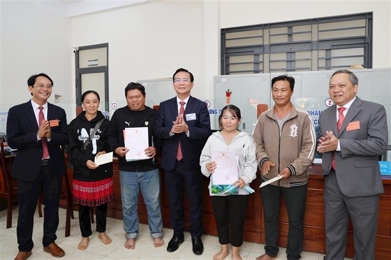 Phó Bí thư Tỉnh ủy, Chủ tịch UBND tỉnh Lâm Đồng Hồ Văn Mười tặng quà chúc mừng hai cặp đôi đến đăng ký kết hôn lần đầu tại Trung tâm Phục vụ hành chính công xã Tà Đùng