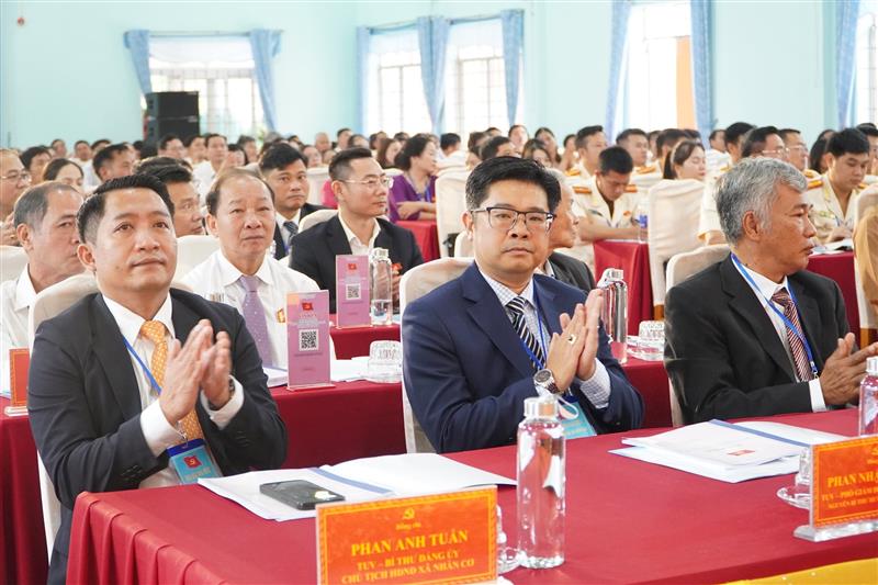 Đại diện lãnh đạo các sở, ban, ngành của tỉnh và các địa phương lân cận về chung vui cùng Đại hội