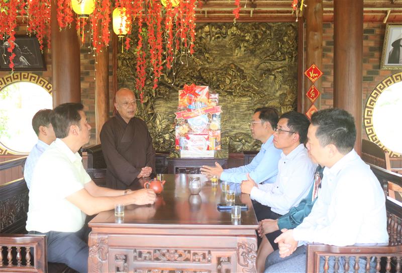 Đại đức Thích Đồng Châu, Phó ban Trị sự Giáo hội Phật giáo Việt Nam huyện Bảo Lâm, Trụ trì chùa Di Đà, xã Lộc Tân, huyện Bảo Lâm phát biểu cảm ơn và thông tin hoạt động Phật sự với đoàn công tác đến tặng quà chúc mừng Đại lễ Phật đản năm 2025.
