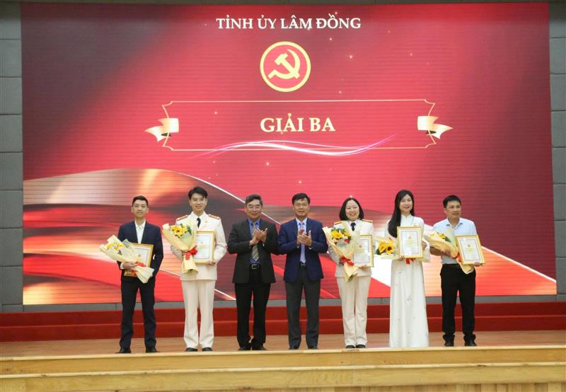Các đồng chí Đinh Văn Tuấn, Tỉnh ủy viên, Phó Chủ tịch UBND tỉnh; Trần Hữu Thành, Phó Trưởng Ban Tổ chức Tỉnh ủy trao giải cho các tác giả đạt Giải Ba hạng mục không chuyên.