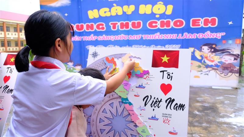 Học sinh tham gia hoạt động thực tế trong Ngày hội Trung thu. Ảnh: Trịnh Thị Loan.