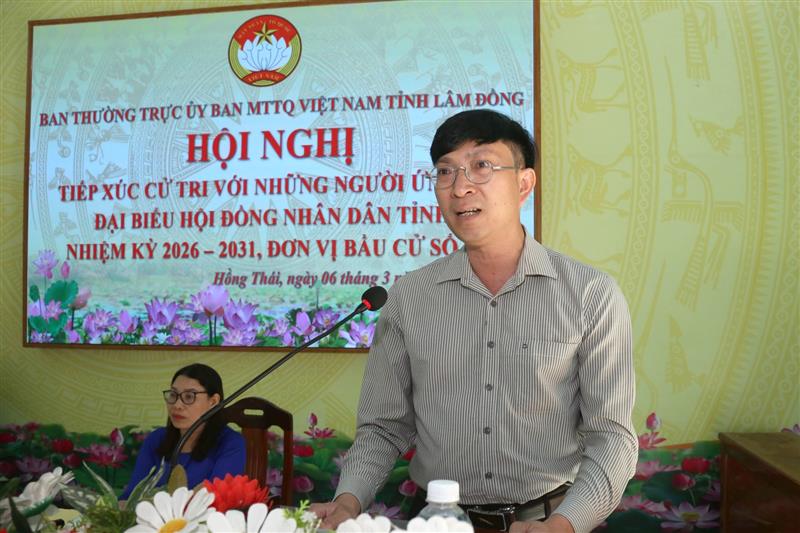 Ứng cử viên Lâm Hồng Tuyên trình bày chương trình hành động tại hội nghị tiếp xúc cử tri