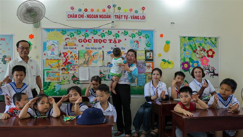 Lớp học gồm nhiều cấp học trên đảo Sinh Tồn