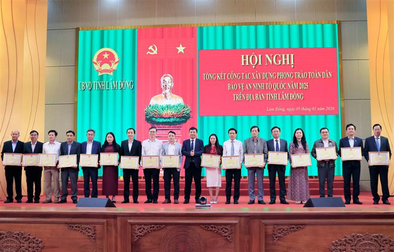 Các tập thể có thành tích xuất sắc trong phong trào thi đua Toàn dân bảo vệ ANTQ năm 2025 nhận Bằng khen của Chủ tịch UBND tỉnh. Ảnh. BLĐ