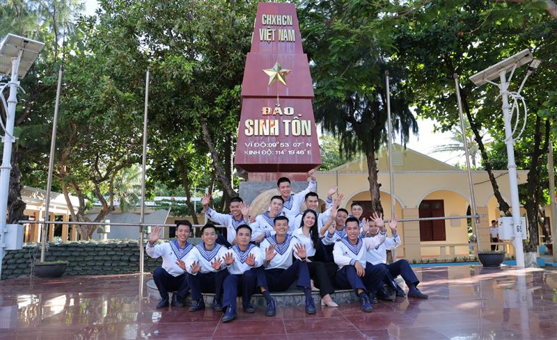Màu trắng của nụ cười các chiến sĩ trẻ trên đảo