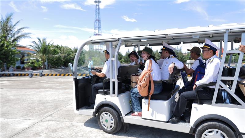 Xe điện chở đoàn công tác thăm quan đảo Sinh Tồn
