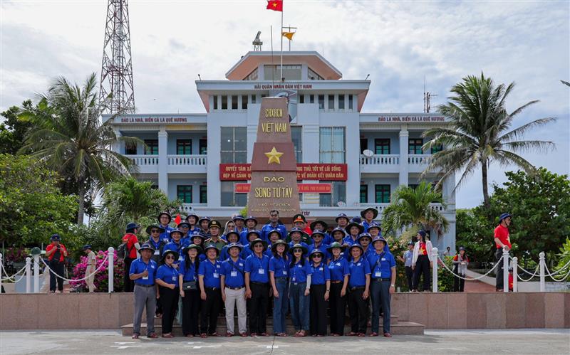 Đoàn công tác chụp hình lưu niệm tại cột mốc đảo Song Tử Tây
