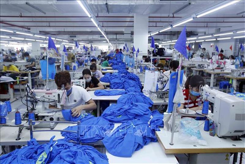 Sản xuất sản phẩm may mặc tại Công ty Cổ phần may và dịch vụ Hưng Long (Mỹ Hào, Hưng Yên). Ảnh: Phạm Kiên/TTXVN