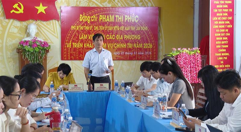 Đồng chí Võ Thanh Bình, Ủy viên Ban Thường vụ Tỉnh ủy, Trưởng Ban Tuyên giáo và Dân vận Tỉnh ủy phát biểu trao đổi nhiều vấn đề tại buổi làm việc