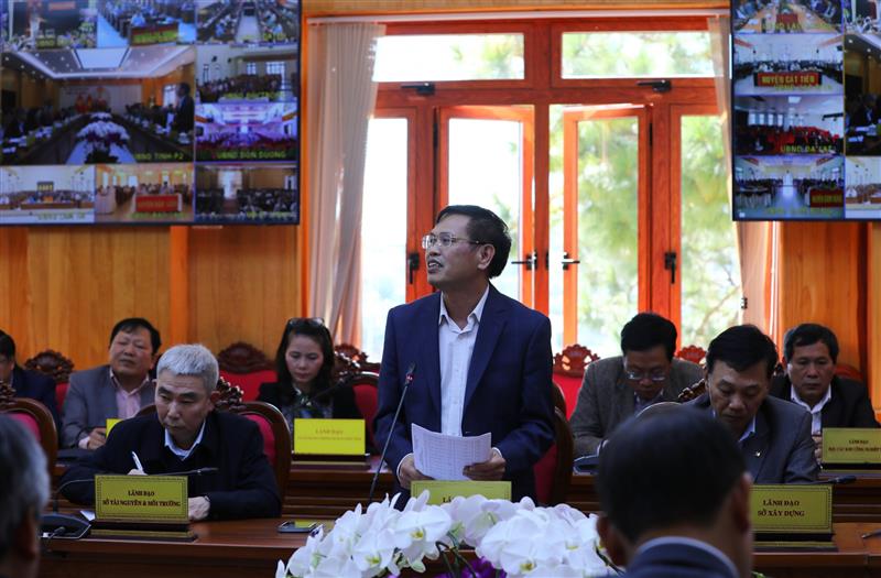 Giám đốc Sở Nông nghiệp và Phát triển nông thôn tỉnh Hoàng Sỹ Bích trình bày báo cáo tại hội nghị.