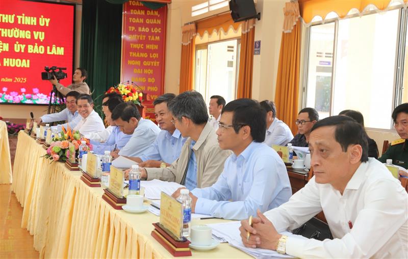 Các đồng chí Ban Thường vụ Huyện ủy, Thành ủy các địa phương dự buổi làm việc