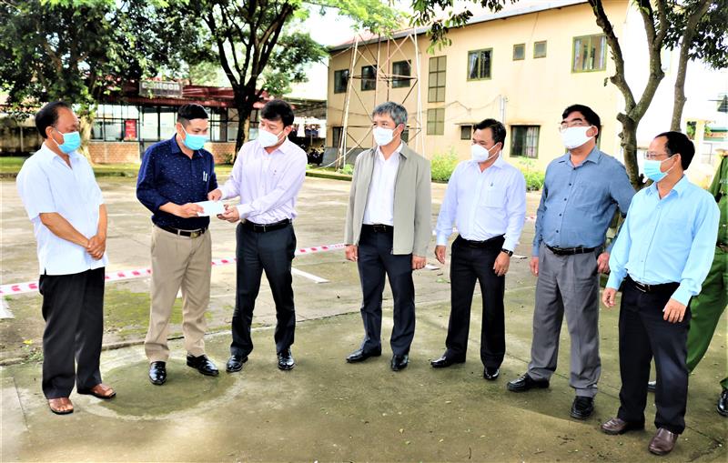 Đồng chí Bùi Thắng - UVBTV, Trưởng Ban Tuyên giáo Tỉnh ủy trao quà cho rung tâm Giáo dục nghề nghiệp - Giáo dục thường xuyên của huyện là nơi lưu trú tập trung của đội ngũ lái xe tải đường dài