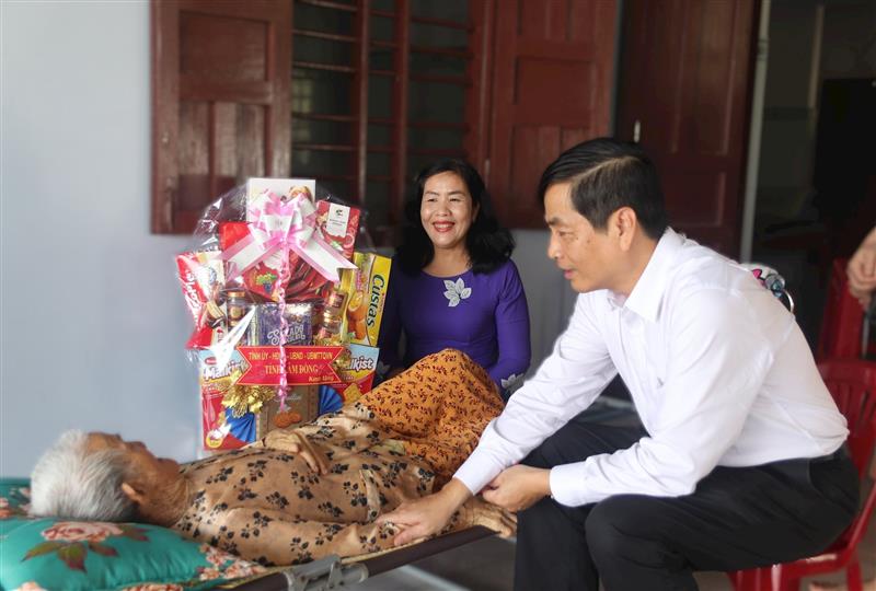 Đoàn đã đến thăm Mẹ Việt Nam Anh hùng Nguyễn Thị Đăng