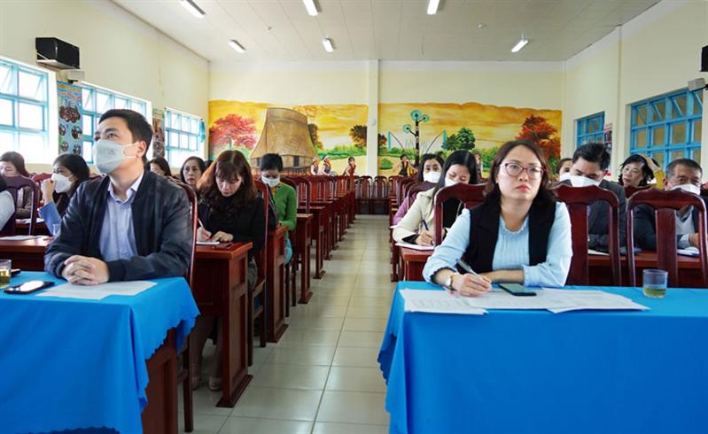 Cán bộ, giáo viên tham gia Hội nghị Triển khai dạy học môn tiếng Anh và tin học lớp 3 tại điểm cầu Đà Lạt, ngày 20/5/2022