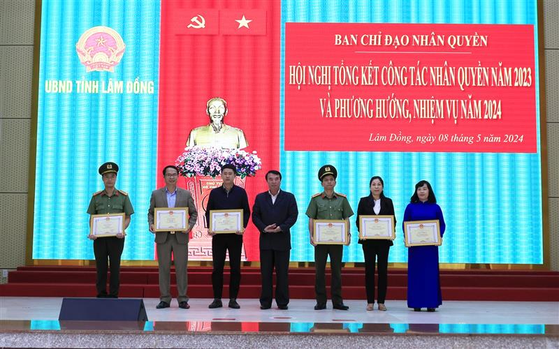 Lãnh đạo tỉnh trao bằng khen cho các tập thể có thành tích xuất sắc.