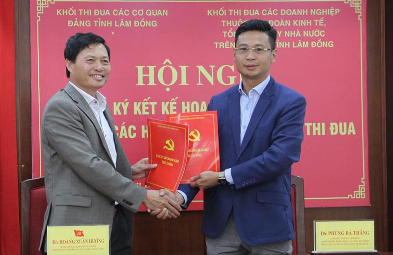  Khối thi đua các cơ quan Đảng tỉnh và Khối thi đua các Doanh nghiệp thuộc các Tập đoàn kinh tế, Tổng Công ty Nhà nước tại tỉnh Lâm Đồng ký kết triển khai kế hoạch phối hợp tổ chức các hoạt động phong trào thi đua năm 2023 Khối thi đua các cơ quan Đảng tỉnh và Khối thi đua các Doanh nghiệp thuộc các Tập đoàn kinh tế, Tổng Công ty Nhà nước tại tỉnh Lâm Đồng ký kết triển khai kế hoạch phối hợp tổ chức các hoạt động phong trào thi đua năm 2023.