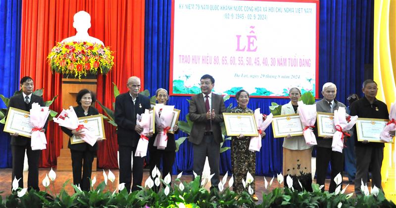 Đồng chí Bùi Thắng - Ủy viên Ban Thường vụ Tỉnh ủy, Trưởng ban Tuyên giáo Tỉnh ủy trao Huy hiệu Đảng cho các đảng viên.