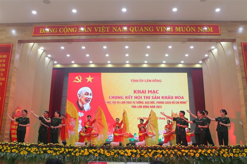 Các tiết mục văn nghệ ca ngợi Đảng, Bác Hồ mở đầu khai mạc Hội thi.