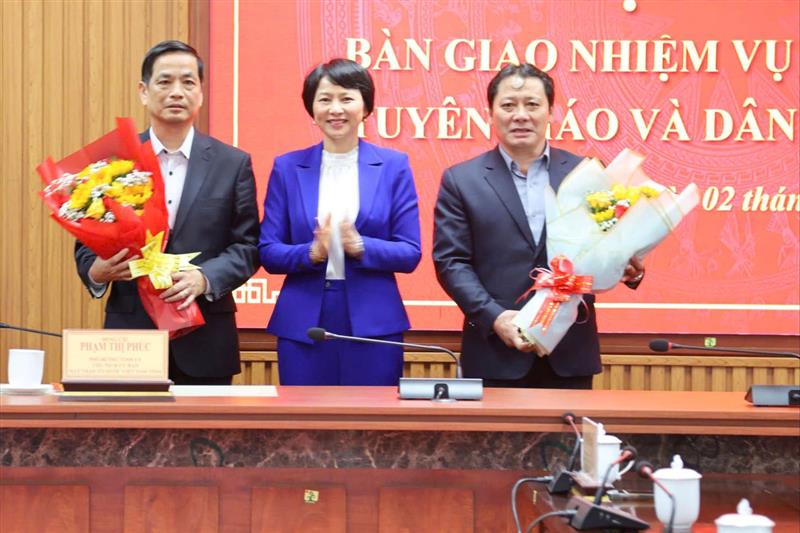 Đồng chí Phạm Thị Phúc, Phó Bí thư Tỉnh ủy, Chủ tịch Ủy ban MTTQ Việt Nam tỉnh ghi nhận và tri ân những đóng góp của các đồng chí nguyên lãnh đạo Ban Tuyên giáo và Dân vận Tỉnh ủy