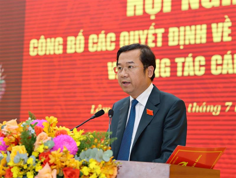 Đồng chí Tôn Thiện Đồng, Ủy viên Ban Thường vụ Tỉnh ủy, Trưởng Ban Tổ chức Tỉnh uỷ công bố các Quyết định về tổ chức bộ máy các cơ quan Đảng
