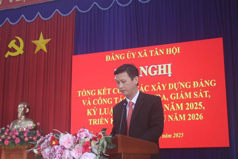 Đồng chí Hồ Quốc Trung - Bí thư Đảng ủy xã phát biểu tại hội nghị