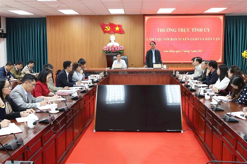 Đồng chí Đặng Hồng Sỹ, Phó Bí thư Tỉnh ủy quán triệt nội dung buổi làm việc