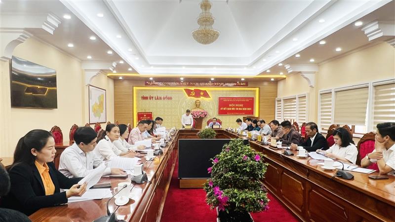 Quang cảnh lễ ký kết giao ước thi đua.