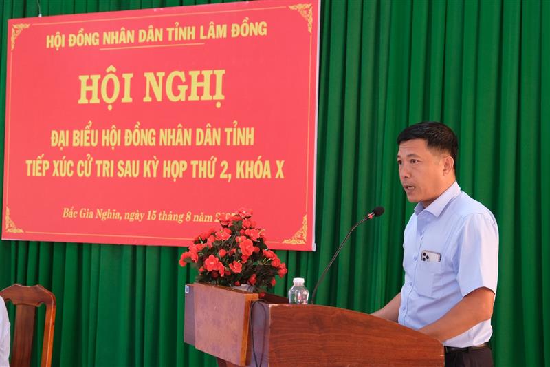 Đại diện Ban Quản lý dự án tỉnh giải đáp các thắc mắc liên quan tới các công trình, dự án đầu tư công trên địa bàn