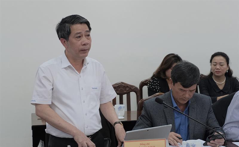 Ông Ngô Văn Ninh- Người phát ngôn của UBND tỉnh Lâm Đồng trả lời tại buổi làm việc. Ảnh: Hoàng Anh.
