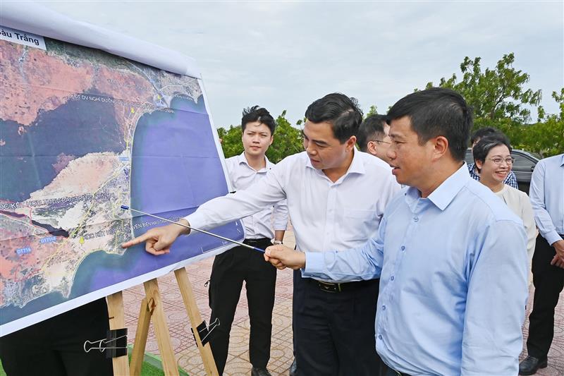 Đồng chí Bí thư Tỉnh ủy Y Thanh Hà Niê Kđăm và đồng chí Phó Bí thư Tỉnh ủy Nguyễn Hoài Anh khảo sát dự án du lịch khu vực Bàu Trắng