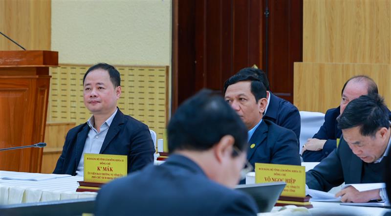 Chủ tịch UBND tỉnh Lâm Đồng Trần Hồng Thái và các đại biểu dự Hội nghị tại điểm cầu Tỉnh uỷ Lâm Đồng