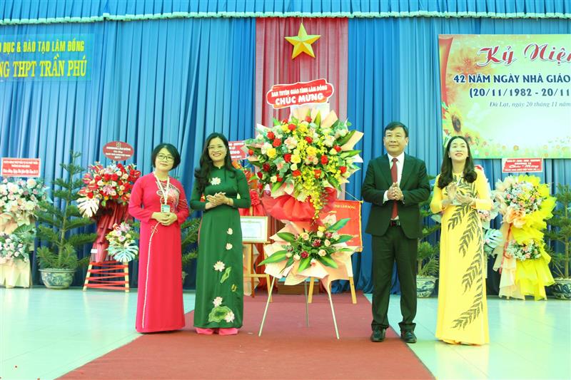 Trưởng Ban Tuyên giáo Tỉnh ủy tặng hoa chúc mừng Trường THPT Trần Phú