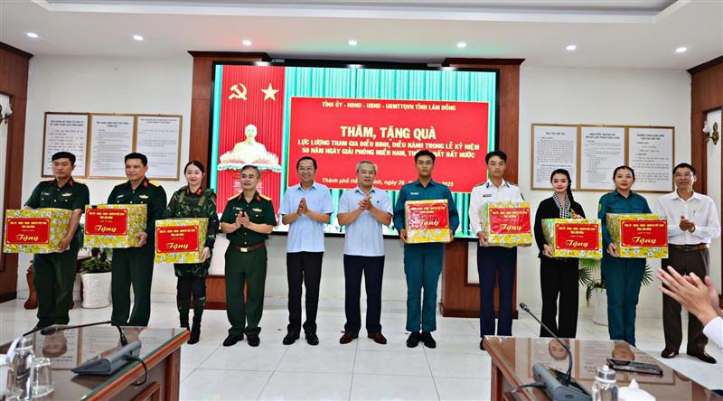 Các đồng chí trong đoàn công tác chụp hình lưu niệm cùng đại diện các Khối