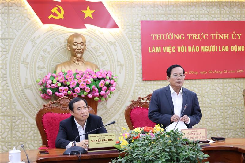 Tổng Biên tập Báo Người Lao Động Tô Đình Tuân bày tỏ mong muốn Báo Người Lao Động được gắn bó, chia sẻ, hợp tác, đồng hành với tỉnh Lâm Đồng