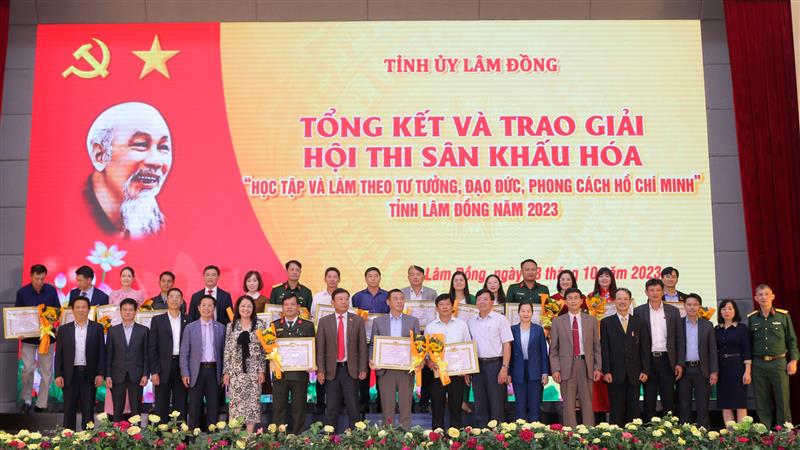 Ban Tổ chức, Ban Giám khảo và các đại biểu chụp hình lưu niệm với các đội thi.
