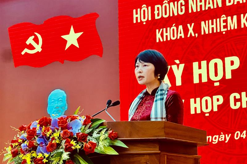 Phó Bí thư Tỉnh uỷ, Chủ tịch HĐND tỉnh Phạm Thị Phúc phát biểu chỉ đạo tại kỳ họp.