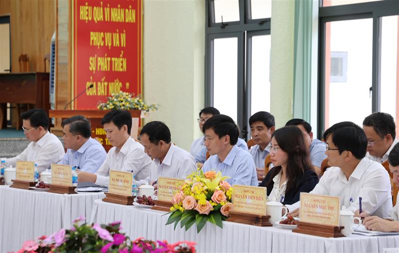 Đại diện các phòng, đơn vị của huyện Đức Trọng dự buổi làm việc