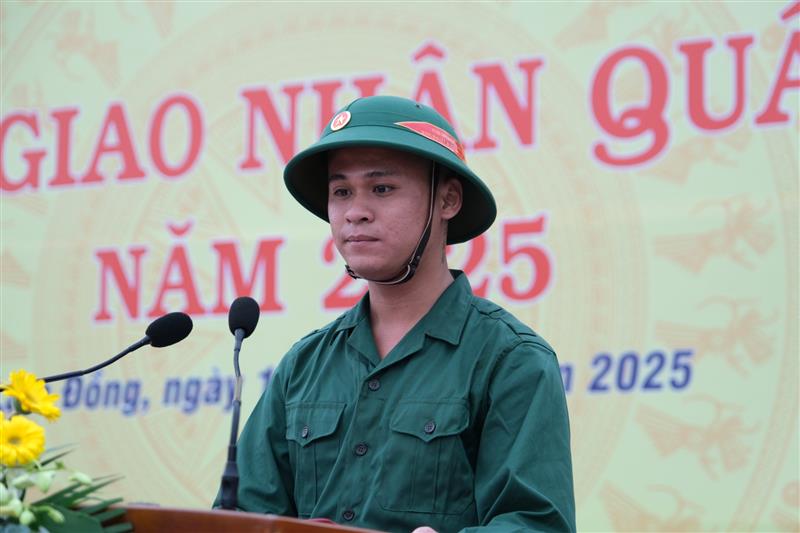 Đại diện tân binh phát biểu, bày tỏ quyết tâm hoàn thành xuất sắc nhiệm vụ được giao