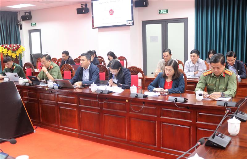 Các đồng chí báo cáo viên Tỉnh ủy tham dự Hội nghị.