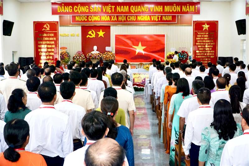 Đại biểu dự Đại hội chào cờ.