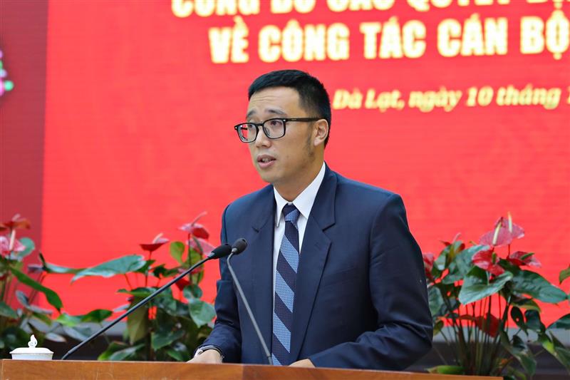 Đồng chí Nguyễn Trần Nhật Huy - Phó Giám đốc Sở Kế hoạch và Đầu tư đại diện các cán bộ được bổ nhiệm, điều động phát biểu nhận nhiệm vụ.