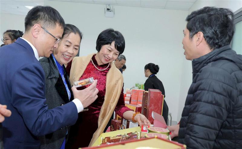 Phó Bí thư Tỉnh ủy Phạm Thị Phúc tham quan các gian hàng trưng bày sản phẩm OCOP phường Lâm Viên - Đà Lạt.