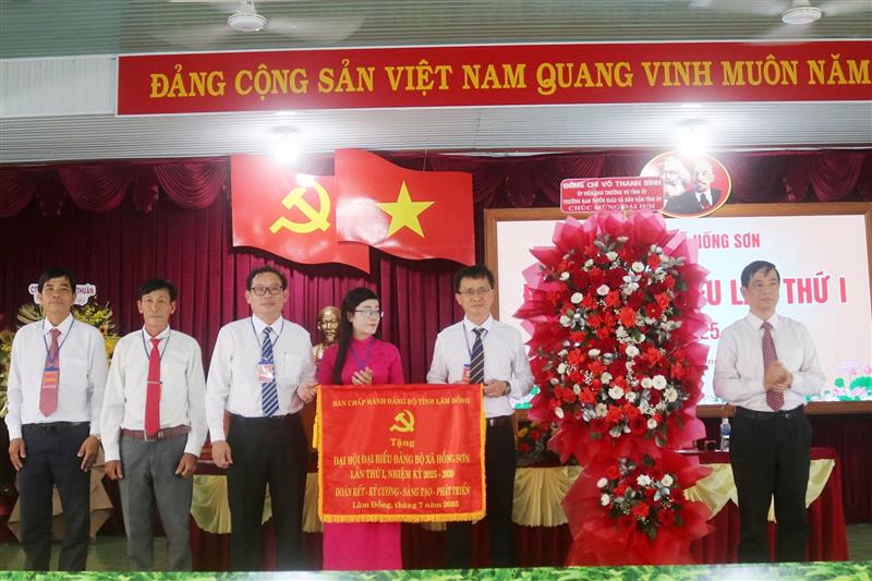Lãnh đạo Ban Tuyên giáo và Dân vận Tỉnh ủy tặng bức trướng và hòa chúc mừng Đại hội đại biểu Đảng bộ xã Hồng Sơn lần thứ I