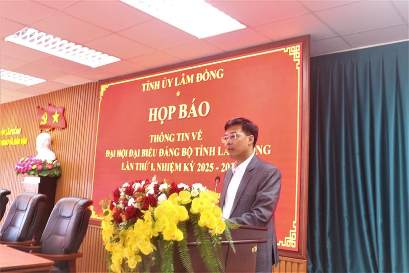 Đồng chí Đinh Văn Tuấn, Tỉnh ủy viên, Phó Chủ tịch UBND tỉnh thông tin về công tác chuẩn bị tổ chức Đại hội; việc chỉ đạo triển khai công tác tuyên truyền về Đại hội.