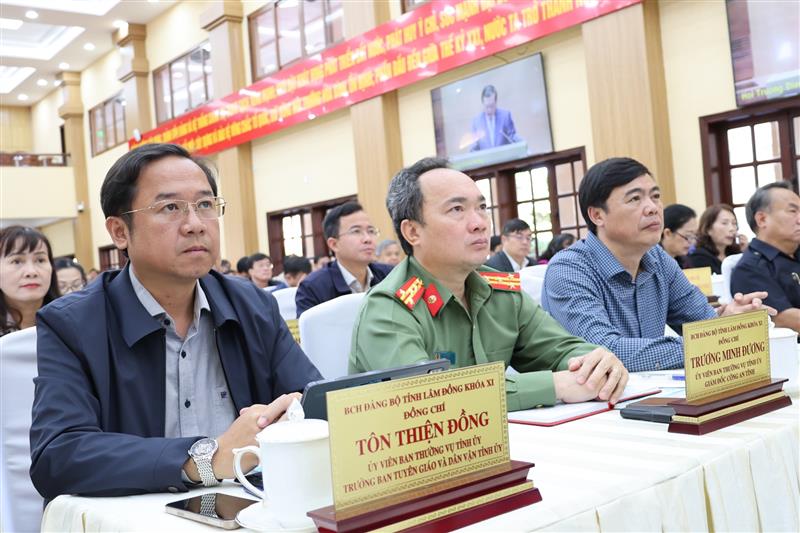 Các đồng chí Ủy viên Ban Thường vụ Tỉnh ủy dự hội nghị tại điểm cầu Hội trường Tỉnh ủy