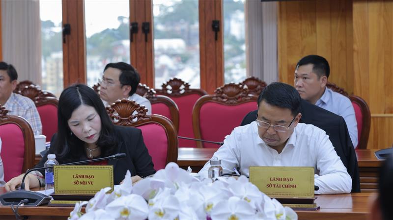 Lãnh đạo Sở Tài chính và Sở Nội vụ tại buổi là việc
