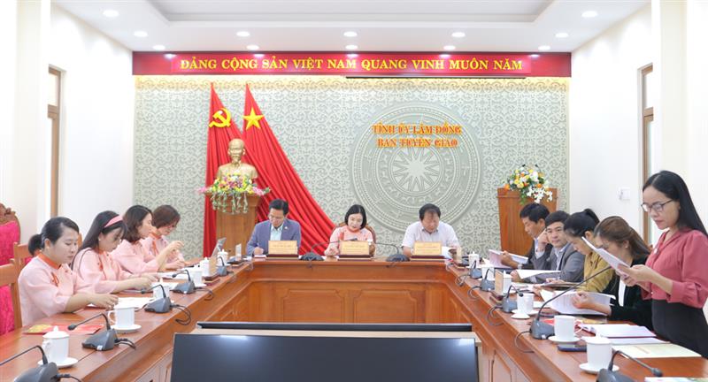 Quang cảnh buổi làm việc.