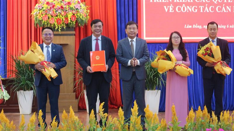 Đồng chí Bùi Thắng - Phó Bí thư Tỉnh uỷ, kiêm Trưởng Ban Tổ chức Tỉnh uỷ trao quyết định về công tác cán bộ tại phường Xuân Hương - Đà Lạt